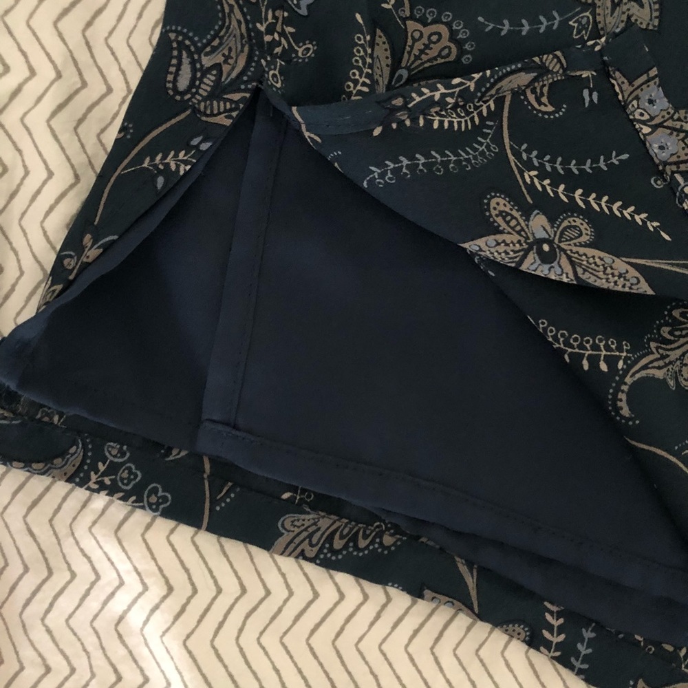 Woman’s skirt - Picture 3 of 3